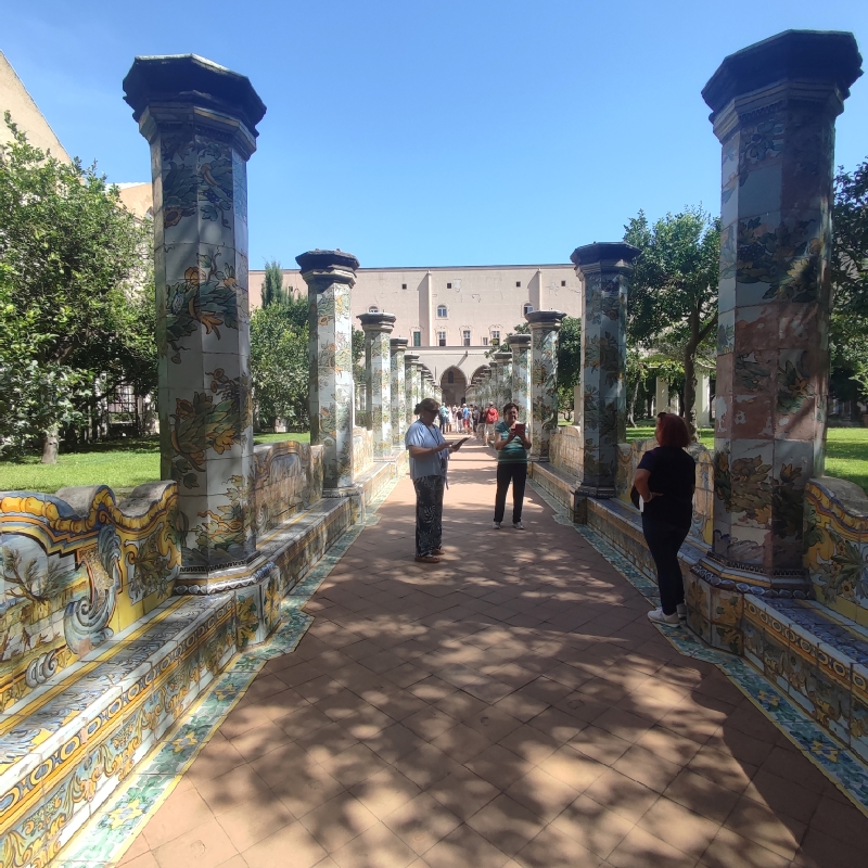 Chiostro maiolicato di Santa Chiara a Napoli